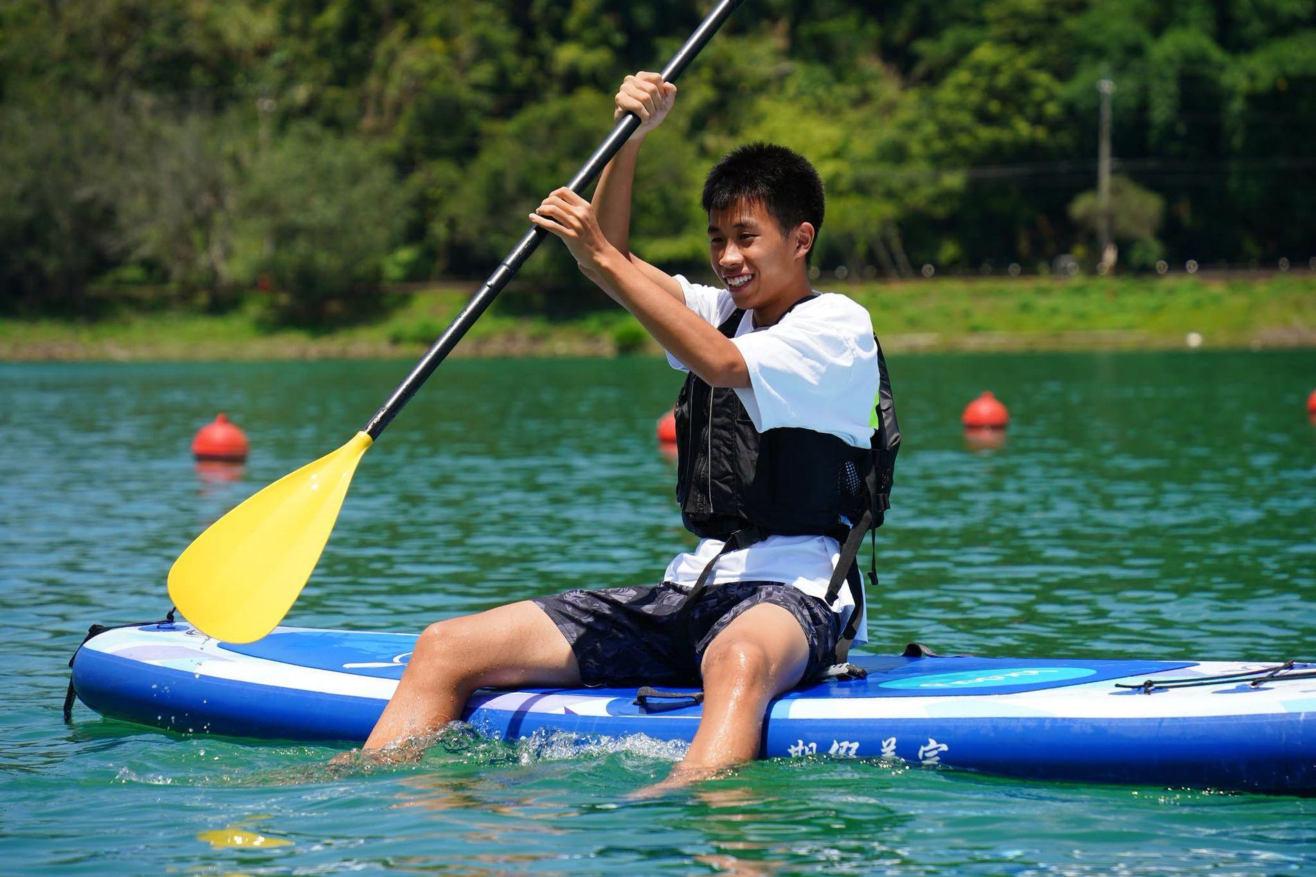 Solo SUP paddling